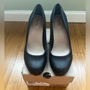 New In box Clarks Women's Adriel Viola Dress Pump Sz 9 Black Leather Ortholite